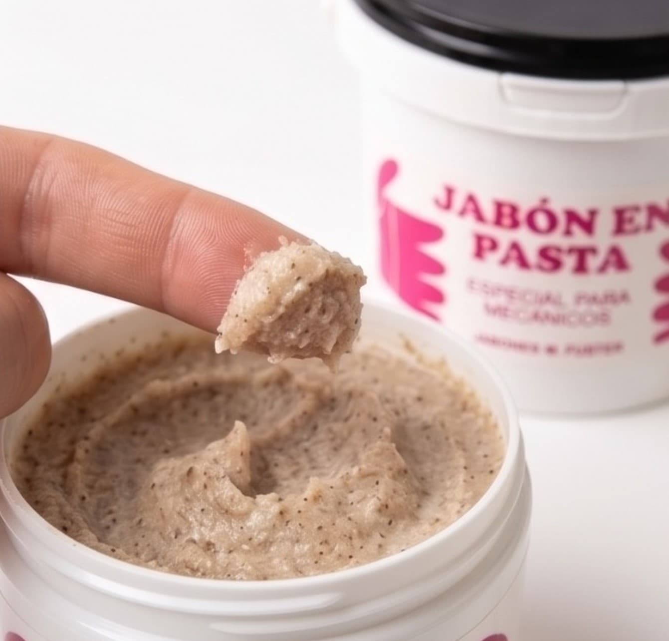 Textura del jabón en pasta M. Fuster aplicado en la mano